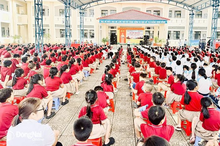 Một số hình ảnh buổi tuyên truyền, trải nghiệm, hướng dẫn kỹ năng PCCC, thoát nạn