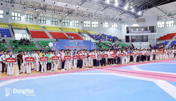 Các đoàn vận động viên xã, phường tham dự giải thi đấu Taewondo. Ảnh: Thổ Tín