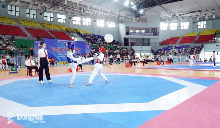 Các vận động viên tranh tài ngay sau khai mạc giải. Ảnh: Thổ Tín