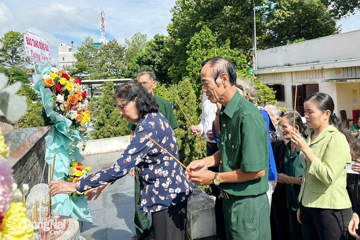 Các đại biểu dâng hương tại Di tích Nhà lao Tân Hiệp. Ảnh: CTV