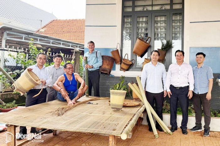 Tổ chuyên gia của Sở Khoa học và Công nghệ khảo sát, kiểm tra thực tế các hộ dân tham gia mô hình. Ảnh: Thanh Cảnh
