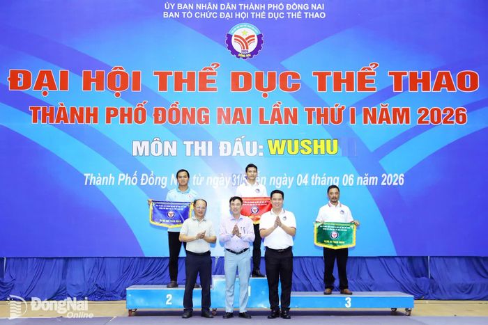 Ban tổ chức trao cờ cho 3 đơn vị dẫn đầu toàn đoàn Giải wushu Đại hội Thể dục thể thao thành phố Đồng Nai lần thứ I. Ảnh: Huy Anh