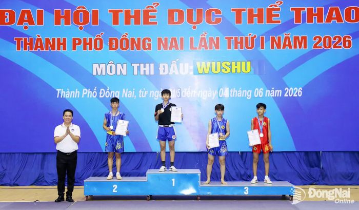 Ông Trần Quốc Văn, Chủ tịch Liên đoàn Wushu và Lân Sư Rồng thành phố Đồng Nai trao huy chương cho các vận động viên đạt giải. Ảnh: Huy Anh