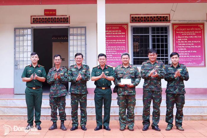 Thủ trưởng Bộ Chỉ huy Quân sự thành phố kiểm tra, tặng quà, động viên chiến sĩ tại trụ sở Đại đội Công binh 2, Phòng Tham mưu, Bộ Chỉ huy Quân sự thành phố. Ảnh: Nguyệt Hà