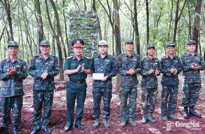 Thủ trưởng Bộ Chỉ huy Quân sự thành phố tặng quà động viên thi công công trình chiến đấu tại khu vực xã Tân Tiến. Ảnh: Nguyệt Hà