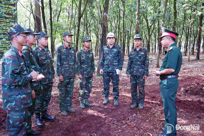 Thượng tá Phạm Minh Trí, Phó Chỉ huy trưởng Bộ Chỉ huy Quân sự thành phố căn dặn, động viên chiến sĩ thực hiện nhiệm vụ trên khu vực biên giới thuộc xã Lộc Tấn. Ảnh: Nguyệt Hà