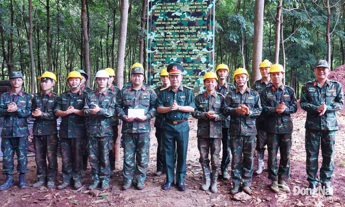 Thủ trưởng Bộ Chỉ huy Quân sự thành phố tặng quà, động viên chiến sĩ thuộc Đại đội Công binh 2 thực hiện nhiệm vụ tại khu vực xã Thiện Hưng. Ảnh: Nguyệt Hà