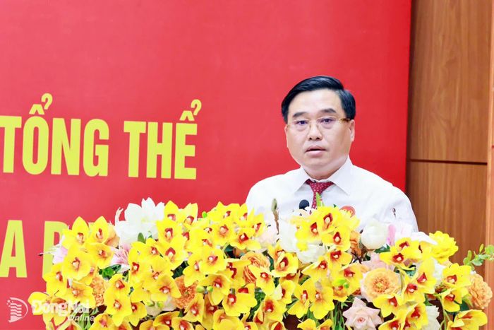 Ủy viên Ban Thường vụ Thành ủy, Bí thư Đảng ủy, Chủ tịch HĐND phường Trấn Biên Hồ Văn Nam phát biểu tham luận tại hội nghị. Ảnh: Công Nghĩa
