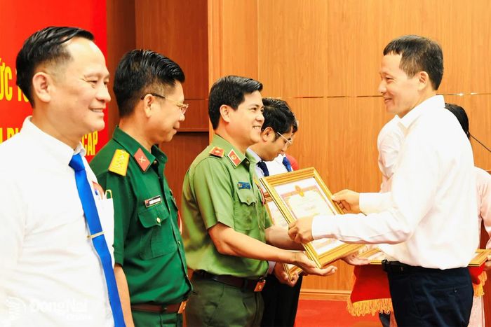 Đồng chí Vũ Hồng Văn, Ủy viên Trung ương Đảng, Bí thư Thành ủy, Trưởng đoàn Đại biểu Quốc hội thành phố Đồng Nai trao bằng khen cho các tập thể có thành tích xuất sắc trong thực hiện mô hình chính quyền địa phương 2 cấp. Ảnh: Công Nghĩa