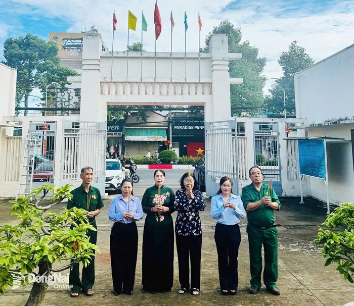 Các đồng chí: Nguyễn Thị Hồng Trang, Thành ủy viên, Phó Trưởng ban Thường trực Ban Tuyên giáo và Dân vận Thành ủy; Lê Thị Thái, Thành ủy viên, Phó Trưởng ban Tuyên giáo và Dân vận Thành ủy cùng với cán bộ Hội Chiến sĩ cách mạng bị địch bắt tù đày thành phố Đồng Nai dâng hương, tưởng niệm tại Di tích Nhà lao Tân Hiệp. Ảnh: Lê Sơn