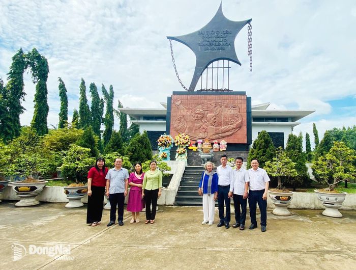 Đoàn cán bộ, công chức Ban Tuyên giáo và Dân vận Thành ủy cùng thân nhân cựu chiến sĩ cách mạng bị địch bắt tù đày dâng hương, tưởng niệm và chụp hình lưu niệm tại Di tích Nhà lao Tân Hiệp. Ảnh: Lê Sơn