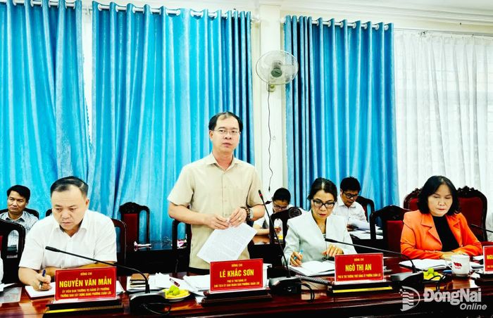 Phó Bí thư Đảng ủy, Chủ tịch UBND phường Xuân Lộc Lê Khắc Sơn báo cáo tại buổi làm việc. Ảnh: B.Nguyên