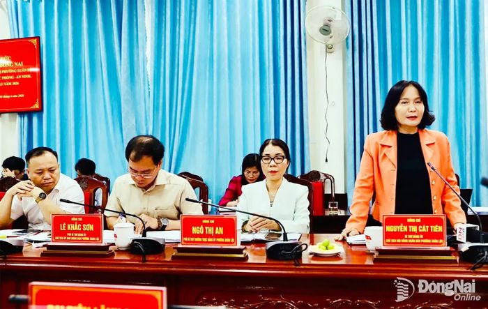 Bí thư Đảng ủy, Chủ tịch HĐND phường Xuân Lộc Nguyễn Thị Cát Tiên báo cáo tại buổi làm việc. Ảnh: B.Nguyên