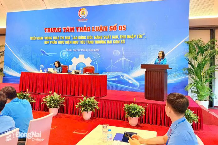 Phó Chủ tịch Liên đoàn Lao động thành phố Đồng Nai Nguyễn Thị Tuyết thảo luận tại tổ số 5. Ảnh: CĐCC