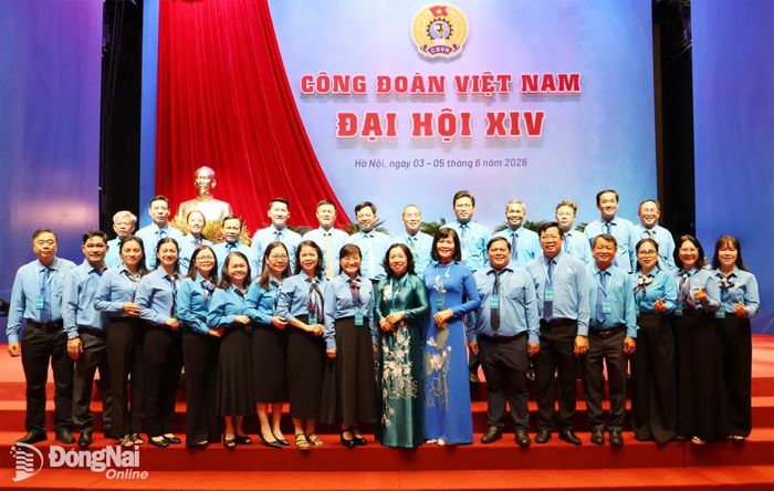 Đoàn đại biểu thành phố Đồng Nai tham dự Đại hội Công đoàn Việt Nam lần thứ XIV chụp hình lưu niệm cùng các đại biểu. Ảnh: CĐCC