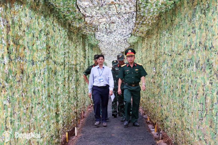 Đoàn kiểm tra đường vào khu thực hành diễn tập. Ảnh: Nguyệt Hà
