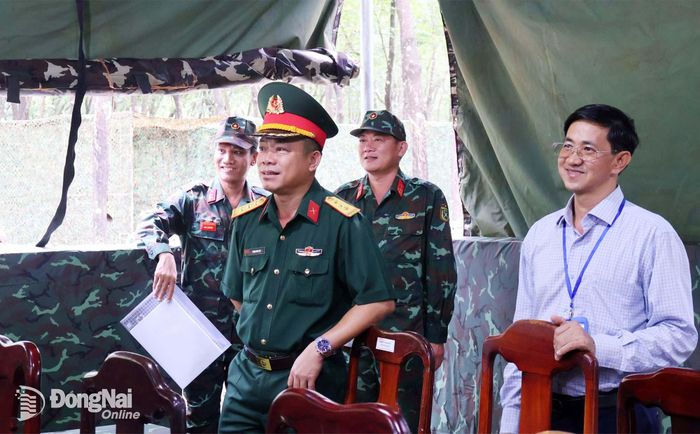 Kiểm tra khu vực đặt các màn hình từ sở chỉ huy diễn tập. Ảnh: Nguyệt Hà