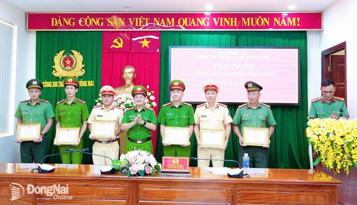 Thừa ủy quyền của Chủ tịch UBND thành phố, Đại tá Trần Anh Sơn, Phó Giám đốc Công an thành phố trao bằng khen cho các tập thể, cá nhân có thành tích xuất sắc trong đấu tranh, triệt phá chuyên án. Ảnh: Mộc Miên