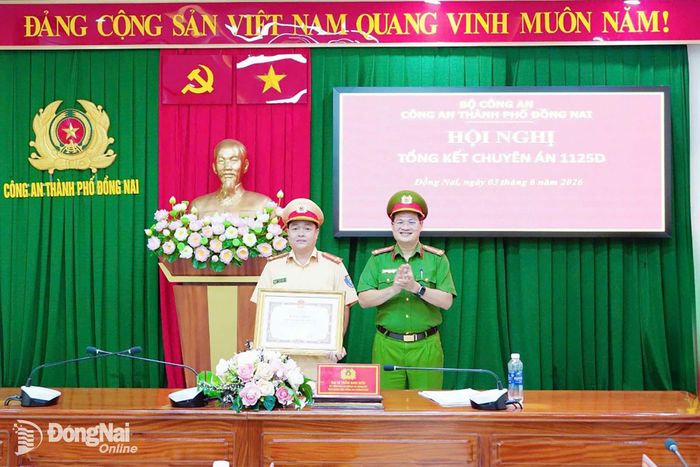 Đại tá Trần Anh Sơn, Phó Giám đốc Công an thành phố trao giấy khen của Giám đốc Công an thành phố trong công tác xác lập, đấu tranh và phá thành công chuyên án. Ảnh: Mộc Miên