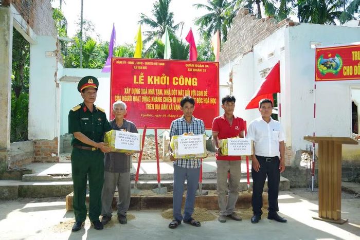  Sư đoàn 31 tặng quà cho 3 gia đình là con đẻ của người hoạt động kháng chiến bị nhiễm chất độc hóa học trên địa bàn xã Vạn Đức. Ảnh: H.P 