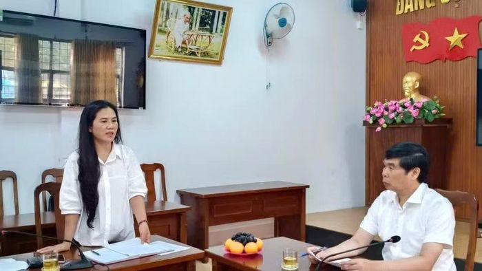  Phó Chủ tịch UBND tỉnh Lâm Hải Giang nghe báo cáo công tác chuẩn bị tại điểm thi Trường THPT Pleiku (phường Pleiku). Ảnh: Mạnh Hà 