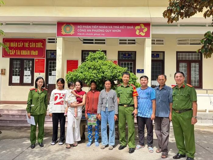 Mẹ con chị Liên (thứ 3 và thứ 4 từ trái sang) tại Công an phường Quy Nhơn.