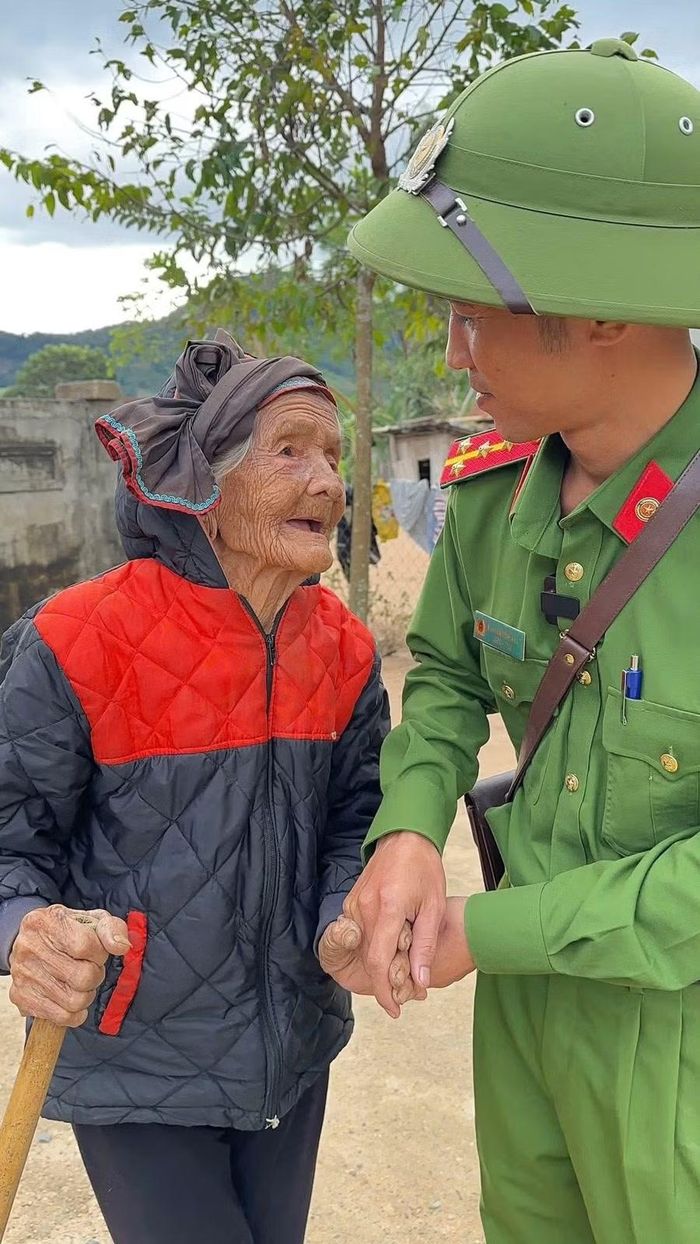  Hình ảnh Công an xã Kbang gần dân được lan tỏa. Ảnh: Phạm Dung 
