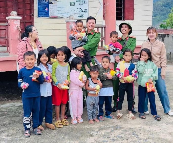  Công an xã Kbang thường xuyên về cơ sở gặp gỡ người dân. Ảnh: Phạm Dung 
