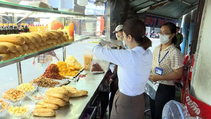  Đoàn công tác của Chi cục An toàn vệ sinh thực phẩm tỉnh lấy mẫu kiểm nghiệm tại 1 cơ sở kinh doanh bánh mì trên đường Ngô Mây, phường Quy Nhơn Nam. Ảnh: Phi Long 