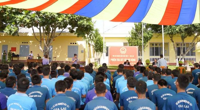 Quang cảnh phiên tòa xét xử lưu động đối tượng sử dụng trái phép chất ma túy tại Cơ sở cai nghiện ma túy số 1 (phường Pleiku).