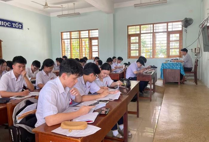 Học sinh lớp 12 Trường THPT chuyên Chu Văn An (phường Bồng Sơn) chuẩn bị cho kỳ thi tốt nghiệp THPT năm 2026. Ảnh: H.Đ 
