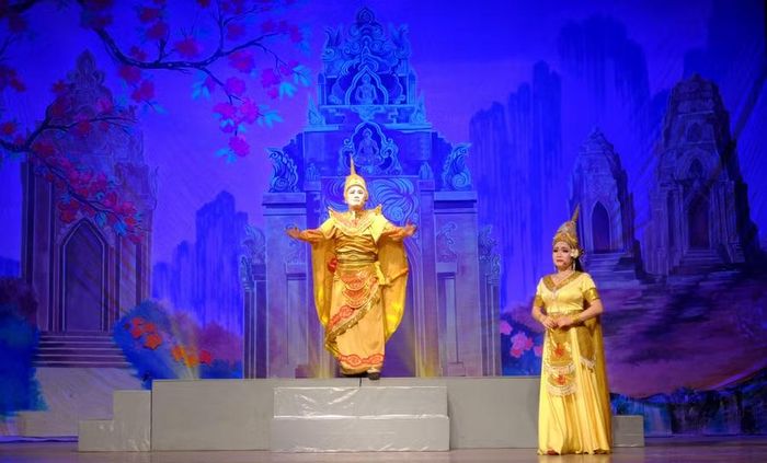  NSƯT Thùy Dung (bìa phải) trong vai công chúa Huyền Trân và NSƯT Phương Phú (bìa trái) trong vai vua Chế Mân. Ảnh: Ngọc Nhuận 