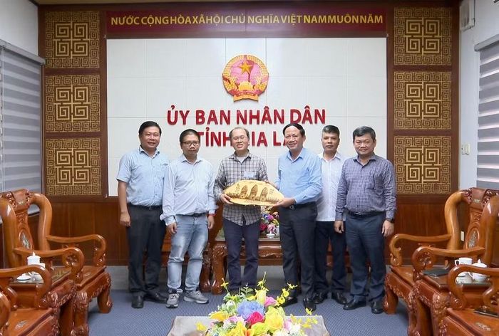  Chủ tịch UBND tỉnh Phạm Anh Tuấn (thứ 3 từ phải sang) tặng quà lưu niệm cho Giáo sư Đàm Thanh Sơn. Ảnh: Nhật Trường 