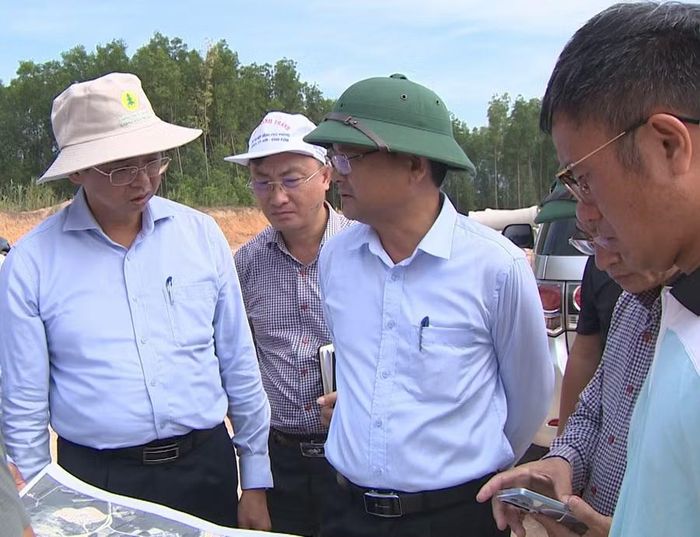 Phó Chủ tịch UBND tỉnh Nguyễn Tự Công Hoàng (thứ 3 từ trái sang) chỉ đạo xử lý vướng mắc tại Trạm dừng nghỉ đoạn cao tốc Quảng Ngãi - Hoài Nhơn. Ảnh: Trung Nghĩa