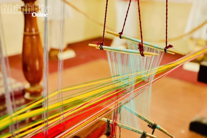 Những sợi chỉ nhiều màu được sắp đặt theo quy luật riêng trước khi đưa vào khung dệt.