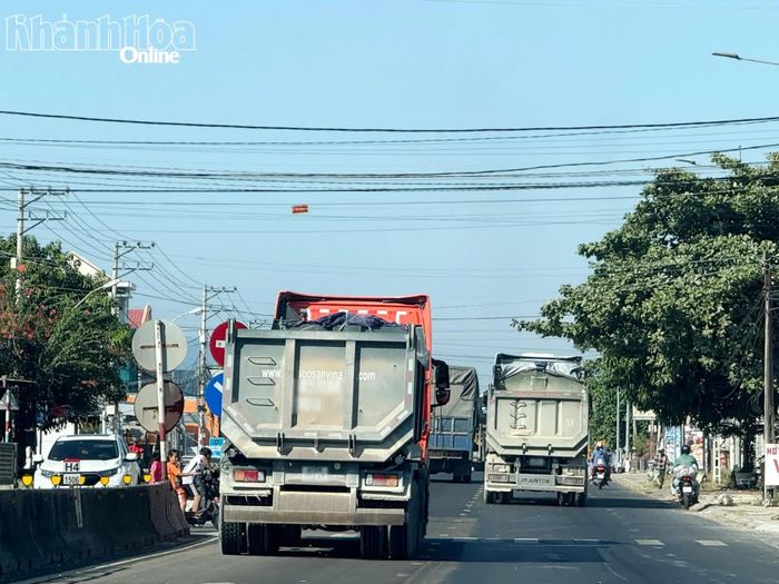 Xe ben đua nhau trên Quốc lộ 1 lấn hết phần đường của các phương tiện khác.