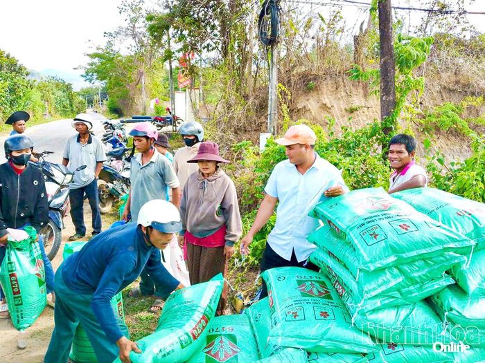 Các hộ dân được hỗ trợ phân bón.