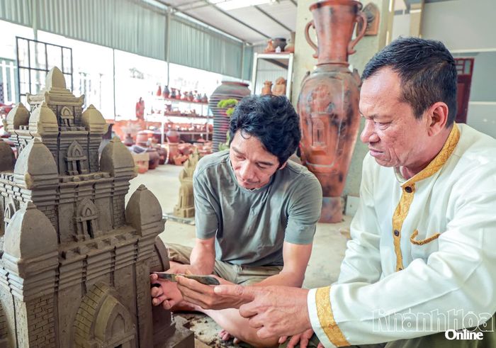 Người dân làng gốm Bàu Trúc thao tác làm sản phẩm thủ công mỹ nghệ từ gốm.