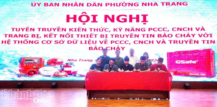 Đại diện các cơ sở ký cam kết trang bị, kết nối thiết bị truyền tin báo cháy với hệ thống cơ sở dữ liệu phòng cháy, chữa cháy.