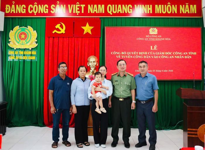 Đại tá Nguyễn Quân, lãnh đạo địa phương cùng gia đình bà Lê Thị Thùy Hân.
