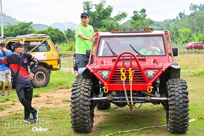 Các xe di chuyển về địa điểm tập trung.