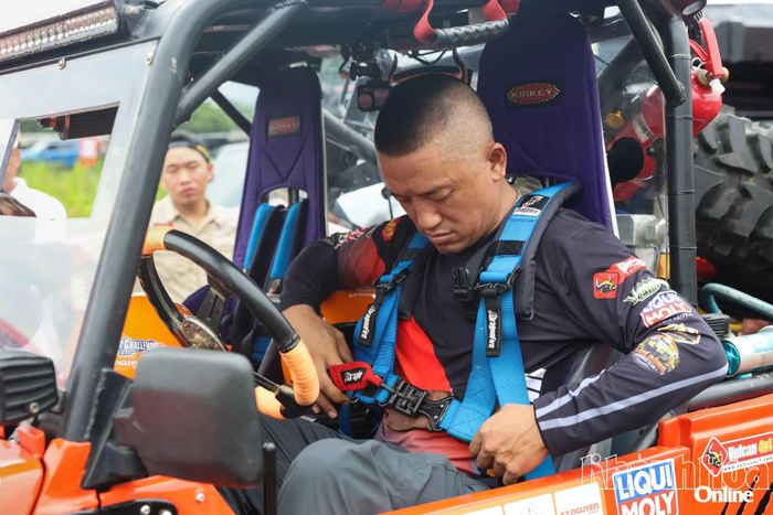 Vận động viên kiểm tra hệ thống an toàn.