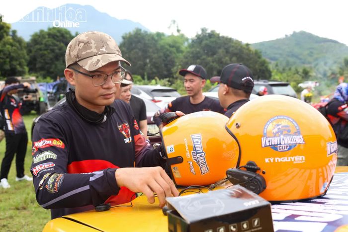 Kiểm tra mũ bảo hiểm cho vận động viên.