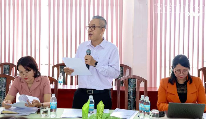Lãnh đạo Hội Tin học tỉnh Khánh Hòa nêu ý kiến tại hội nghị. 