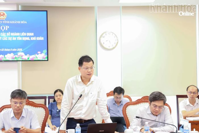 Lãnh đạo Ban Quản lý Dự án Phát triển tỉnh báo cáo tại cuộc họp.