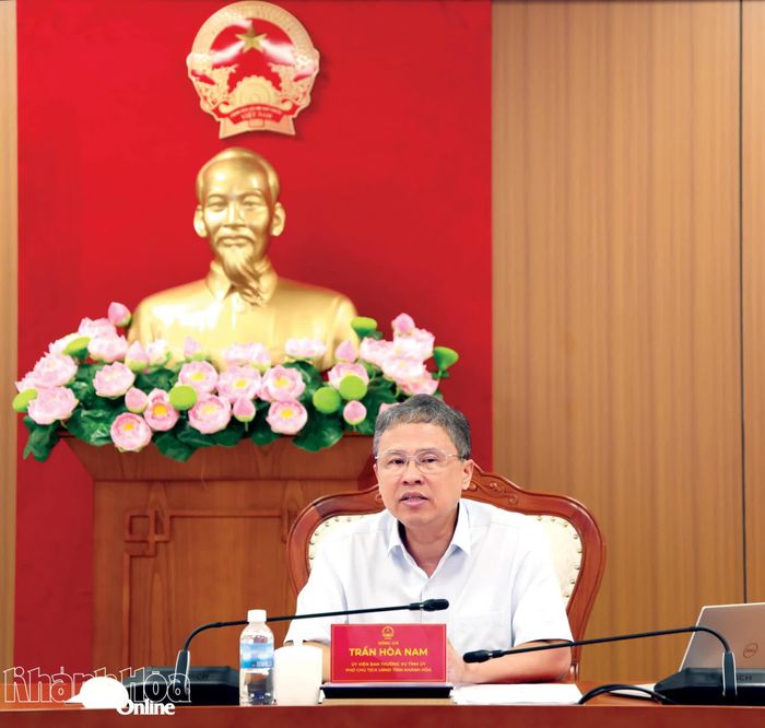 Đồng chí Trần Hòa Nam chủ trì cuộc họp.