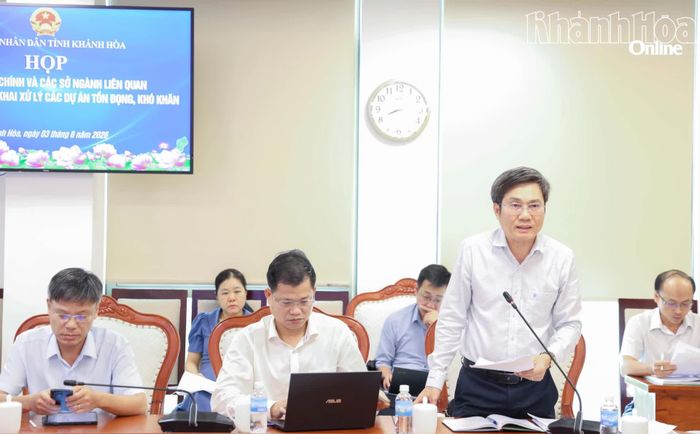 Lãnh đạo Sở Tài chính báo cáo tại cuộc họp.