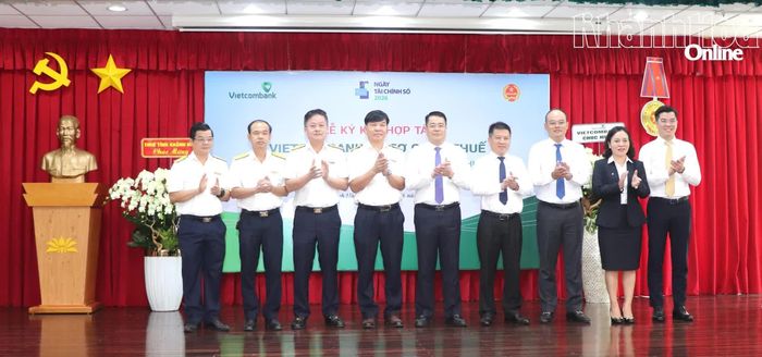 Các đại biểu chúc mừng lễ ký kết thành công.