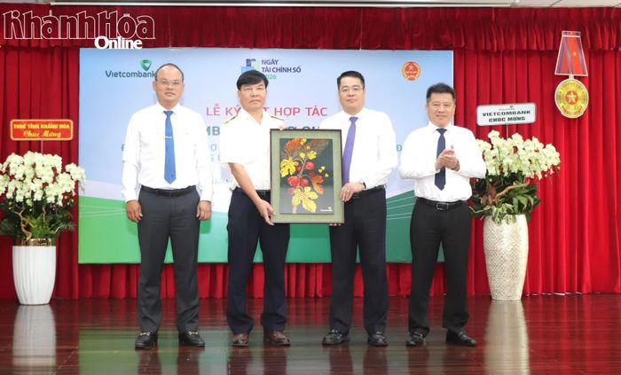 Đại diện các chi nhánh Vietcombank trên địa bàn tỉnh Khánh Hòa tặng quà lưu niệm cho Thuế tỉnh.