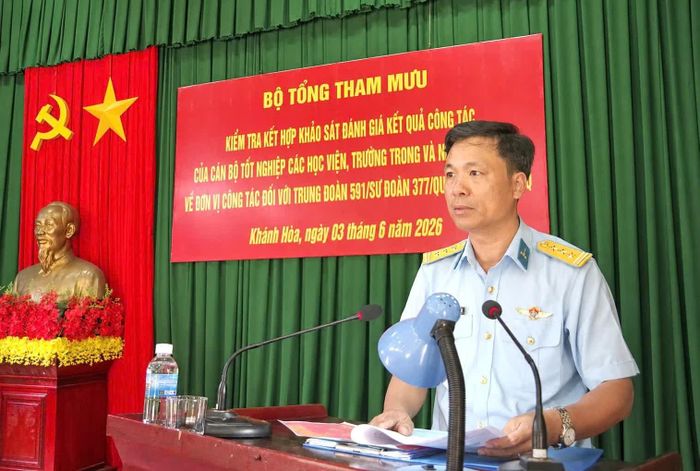 Thượng tá Lường Quốc Hảo - Trung đoàn trưởng Trung đoàn 591 báo cáo kết quả thực hiện nhiệm vụ của cán bộ.